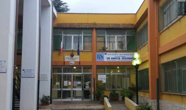 Triggiano, scuola media: padre di un alunno prende a schiaffi e pugni compagno del figlio